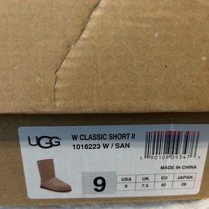 UGG W CLASSIC SHORT II 1016223 W/SAN